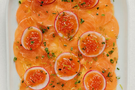 Карпаччо из карельской форели с соусом амба 