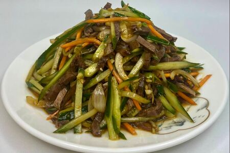 1015. Говядина с огурцом и луком