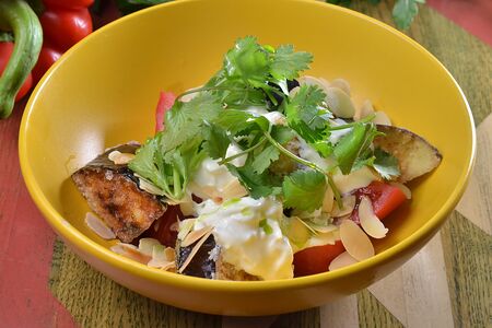 Салат с жареным баклажаном, миндалем и сыром страчателла