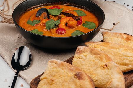 Том ям с морепродуктами