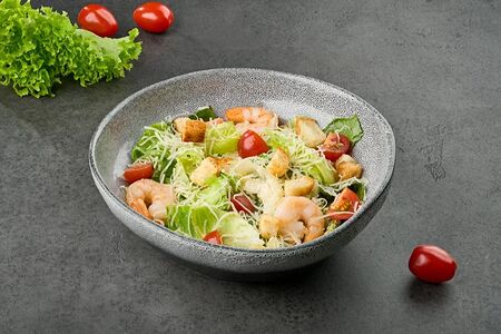 Салат Цезарь с креветками