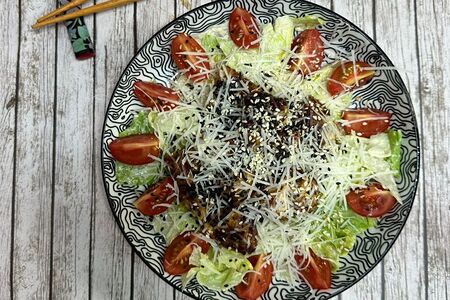 Салат Цезарь с курицей в азиатском стиле