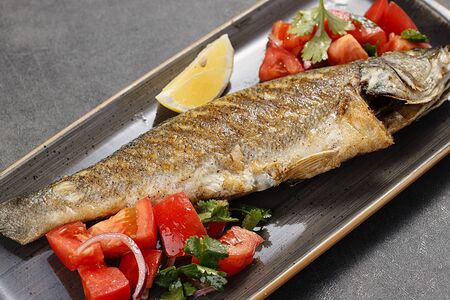 Сибас на гриле с салатом из томатов