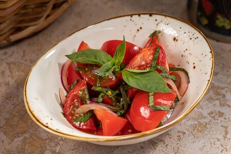 Спелые помидоры с базиликом  и красным луком