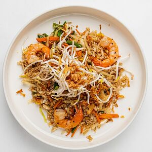 Жареный рис с овощами и тигровыми креветками 