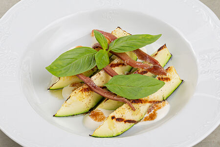 Цукини на гриле с анчоусами и сметаной