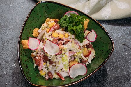 Салат с копченой куриной грудкой и фасолью