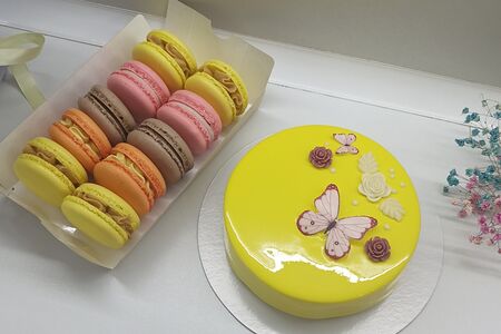 Торт муссовый Жёлтый с бабочками и набор пирожных макарун 