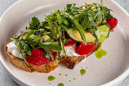 Брускетта со страчателлой, авокадо и томатами