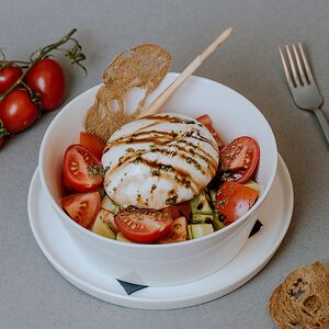 Буррата со свежими овощами и соусом Песто