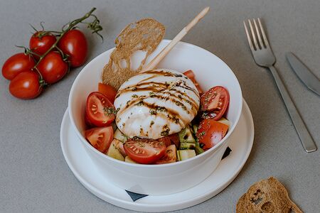 Буррата со свежими овощами и соусом Песто
