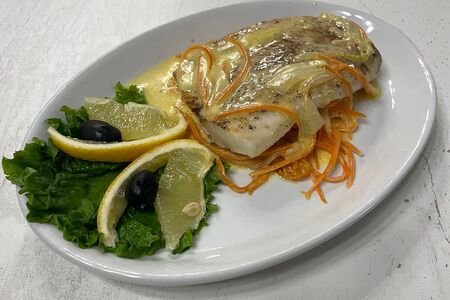 Муксун, запеченный в сливках с овощами