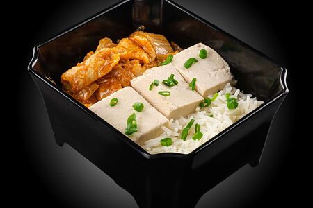 Жареная свинина с кимчи и тофу