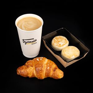 Капучино, сырники, круассан с абрикосом