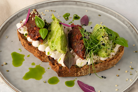 Тост с гуакамоле и вялеными томатами 