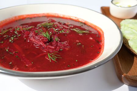 Борщ с бородинским хлебом и чесночным смальцем 