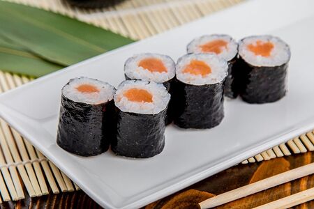 Сяки маки с подкопченным лососем