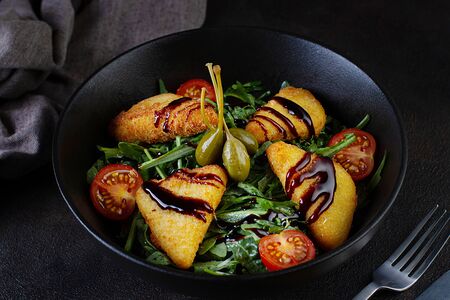 Салат с хрустящим козьим сыром