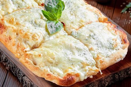 Римская пицца Четыре сыра