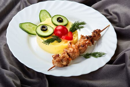 Куриные шашлычки с картофельным пюре