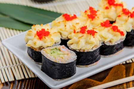 Запечённый ролл с креветкой