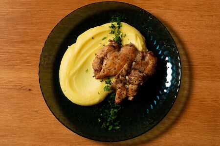 Крем картофельный с куриным бедром гриль