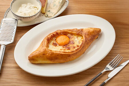 Хачапури по-аджарски 4 сыра