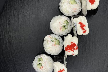 Ролл с крабом и сливочным муссом