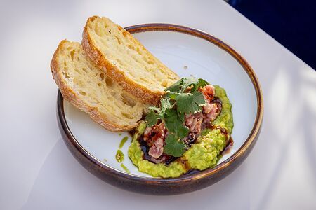 Тартар из тунца с гуакамоле и чиабаттой