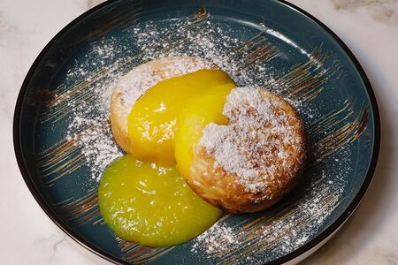 Сырники с топингом (сгущённое молоко, сметана)