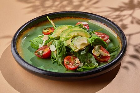 Салат из авокадо с томатами черри, песто и миндалем