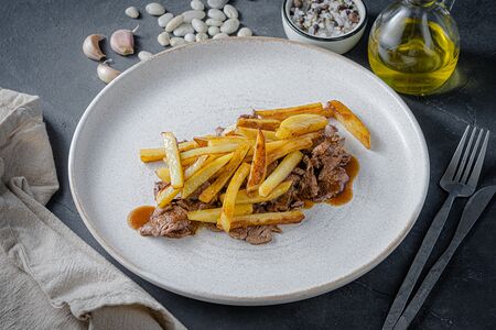 Говяжья вырезка с жареным картофелем