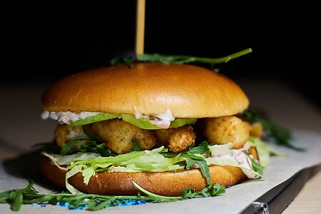 Бургер с королевскими креветками