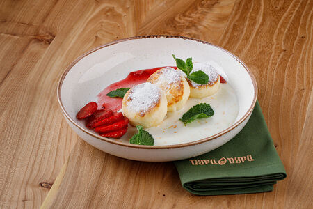 Сырники с вареньем и сметаной