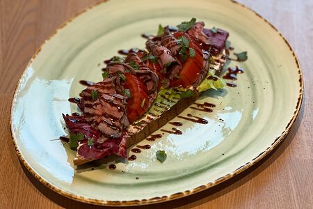 Брускетта с ростбифом