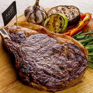 Стейк из говядины на кости