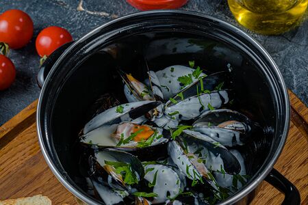 Мидии в винном соусе