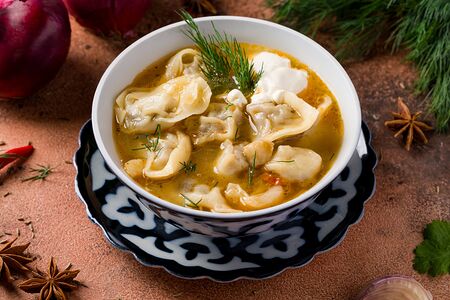 Пельмени в бульоне