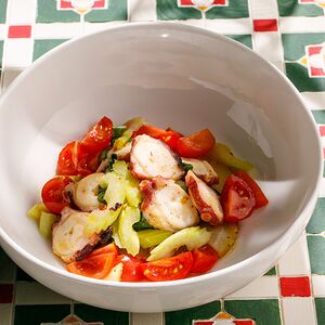 Салат с осьминогом