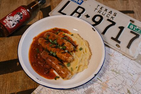 Куриные колбаски с фасолью с беконом и Колканноном