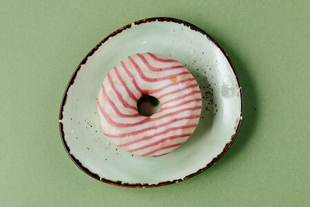 Донат малиновый