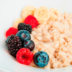 Каша овсяная с ягодой