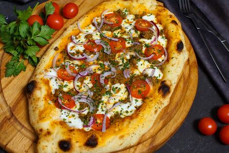 Томатный лахмаджун с сыром