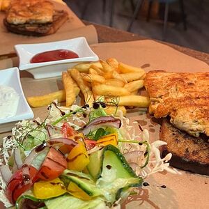 Стейк из индейки со свежим салатом и ароматным картофелем