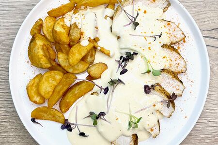 Куриное филе под соусом блю чиз с гарниром