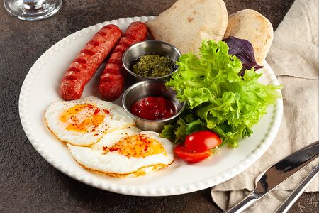 Глазунья с колбасками 