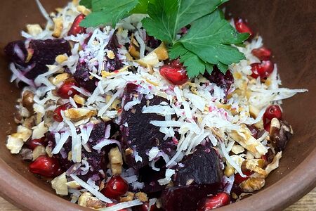 Салат с печеной свеклой и сулугуни 
