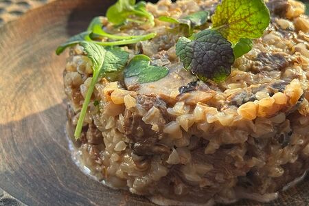 Зеленая гречка с телятиной и грибами