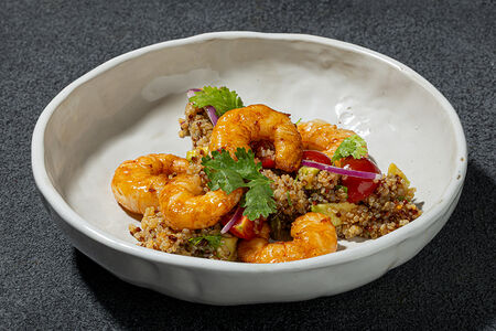 Салат с креветками, киноа, авокадо и соусом сладкий чили