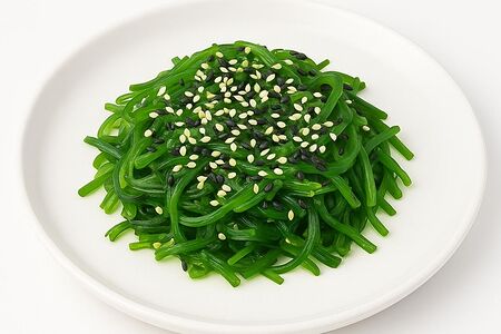 Салат с чукой и ореховым соусом